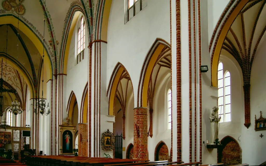 Co znajduje się we wnętrzu kościoła gotyckiego?