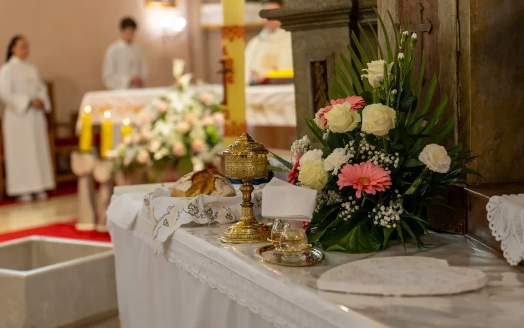 Koronka a Msza Święta i liturgia - jaka jest właściwa kolejność?