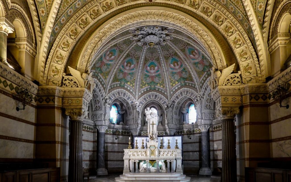 Intricate church interior showcasing beautifully decorated apse and altar.