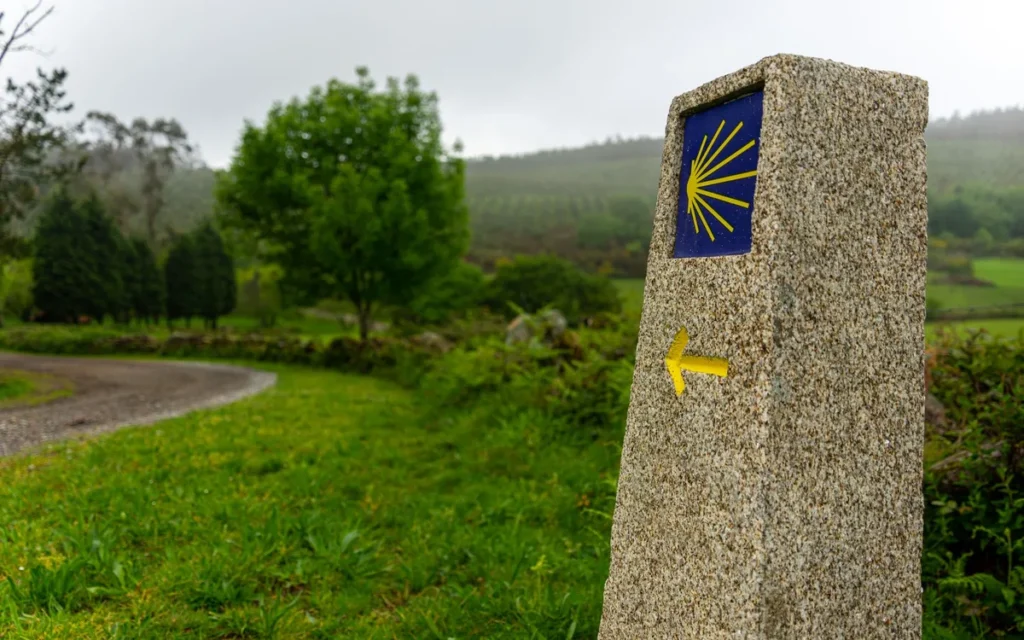 Czym jest Camino de Santiago i czym różni się od wyjazdu turystycznego?